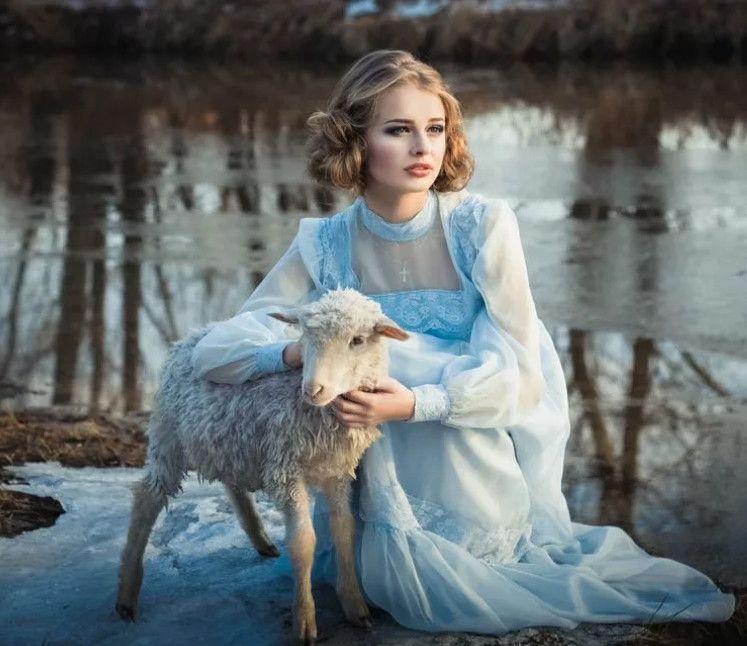 Девушка с овечкой позируют